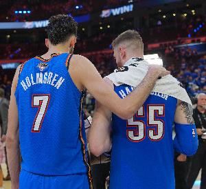 哈滕：整个夏天都和切特一起训练 他能成为核心之一是有原因的