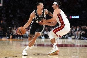 美记：马刺后卫林迪-沃特斯三世将接受眼部激光手术 将缺席揭幕战