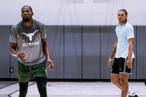 班凯罗谈和杜兰特一起训练：他的命中率能达到85% 这太强了