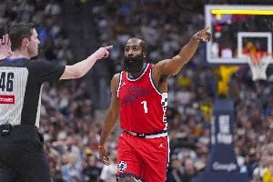 拼尽全力！哈登连中三分追到1分 但时间仅剩2秒